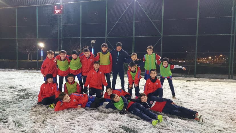 Ünye İdman Yurdu’nda Kar Engeli Tanımayan Mesai: Geleceğin Yıldızları Sahada!